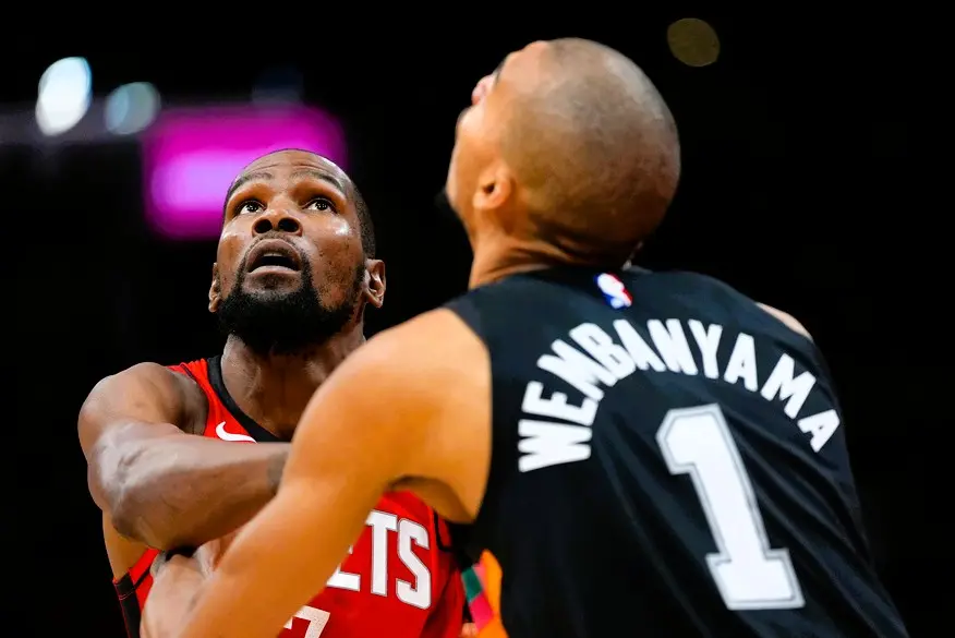 ▲這場勝利來自下半場對維克多．溫班亞瑪（Victor Wembanyama）的成功封鎖，而站在防守最前線的，正是凱文．杜蘭特（Kevin Durant）。（圖／美聯社／達志影像）