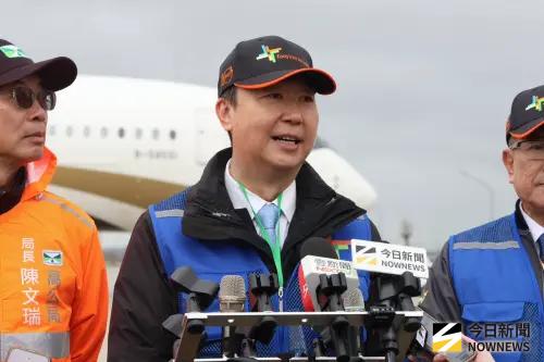 ▲交通部長陳世凱視察桃機場臨時過夜機坪。（圖／記者朱永強攝）