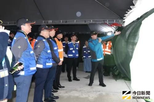 ▲交通部長陳世凱視察桃機場臨時過夜機坪。（圖／記者朱永強攝）