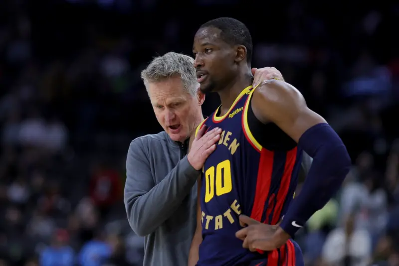 ▲在巴特勒（Jimmy Butler）ACL撕裂報銷情況下，勇士總教練科爾（Steve Kerr）重新啟用23歲前鋒庫明加（Jonathan Kuminga），結果他一解凍，下半場就火力全開，10投7中攻下20分、5籃板，賽後勇士球迷也在各大社群平台上怒噴科爾，（圖／美聯社／達志影像）