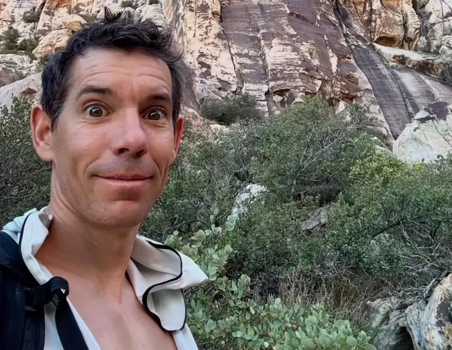 ▲攀岩傳奇人物艾力克斯霍諾德（Alex Honnold）原本今（24）日早上9點挑戰徒手攀登台北知名地標101大樓，但因台北天候不佳，確定取消延期至明天。（圖／IG@alexhonnold）