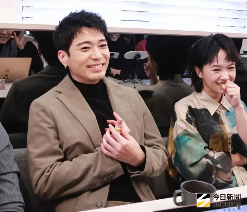 ▲侯彥西（中間）有穩定交往3年的女友，但他不打算結婚，私下個性也很皮，拍戲時還跟演阿嬤的柯素雲十指緊扣。（圖／記者吳翊緁攝）