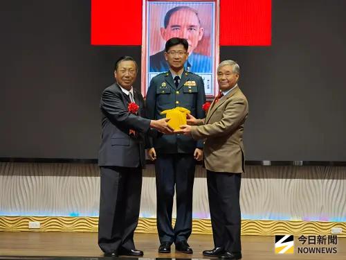 ▲委顧團新舊任團長交接，由原任鄧連祥團長（左）交接給新任團長廖勝冠（右），南區後備指揮官王之聖監交。（圖／記者莊全成攝，2026.01.21）