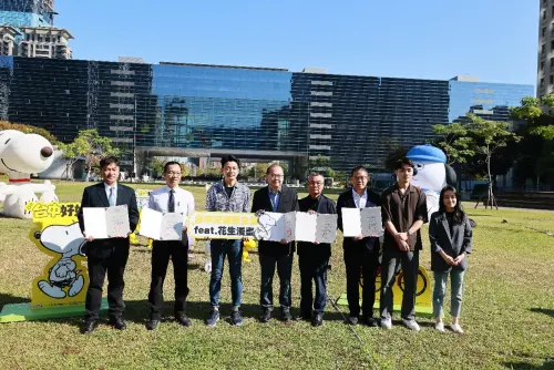 ▲交通局自1月19日至2月22日，於市政公園展出3公尺高的 Snoopy 與 Olaf 大型氣偶(圖／台中市政府)