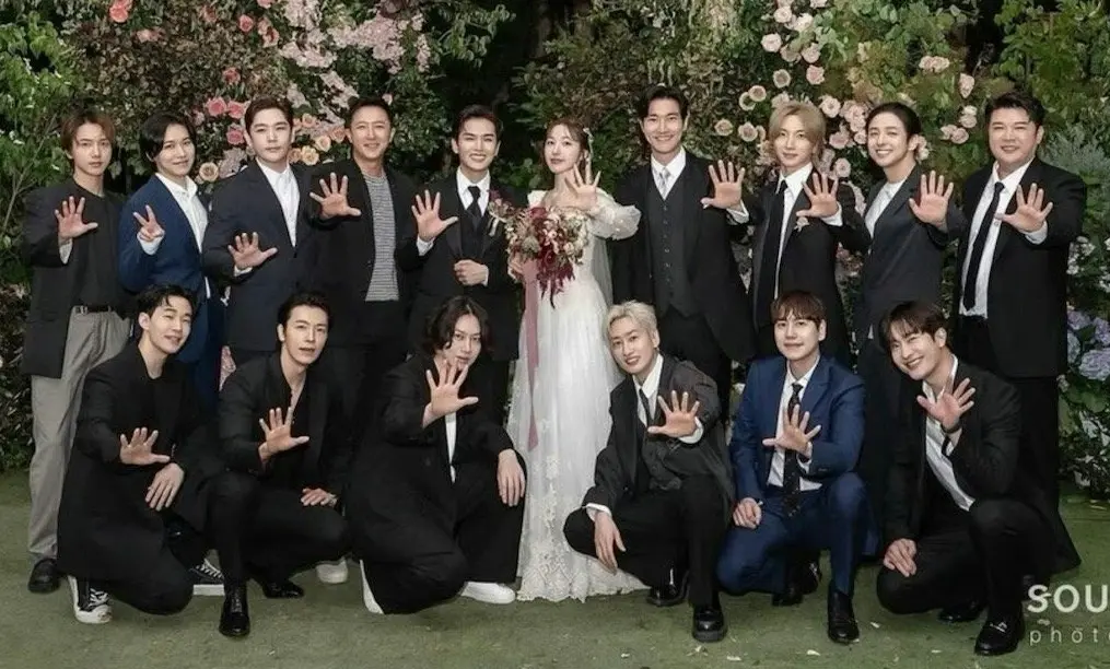 ▲Super Junior兩位已婚成員結局大不同，厲旭（上排左5）婚禮13+2人全到齊，直接讓大批老粉感動淚崩。反觀晟敏（上排左2）竟從認愛就被罵，還不斷被粉絲逼退團。（圖／微博@霹靂時光機）
