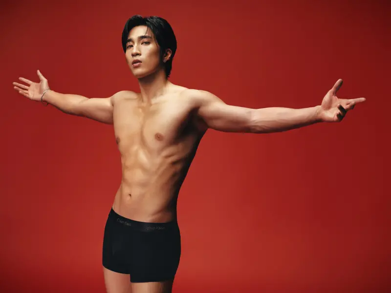 ▲婁峻碩（如圖）當爸之後大解放，近期拍攝品牌形象照，大秀冰塊肌肉，以性感之姿迎接馬年。（圖／Calvin Klein 提供）
