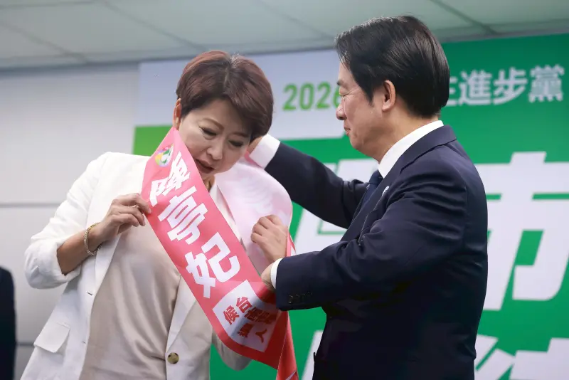    ▲賴清德替陳亭妃掛綵帶。（圖／記者葉政勳攝，2026.01.21）  