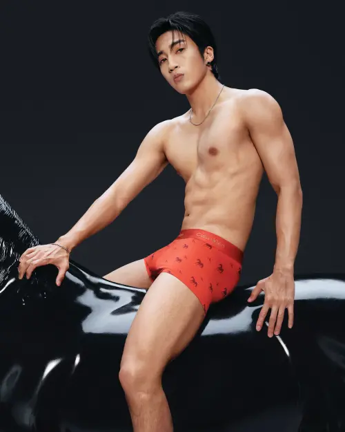 ▲婁峻碩（如圖）當爸之後大解放，近期拍攝品牌形象照，大秀冰塊肌肉，身穿紅內褲以性感之姿迎接馬年。（圖／Calvin Klein 提供）