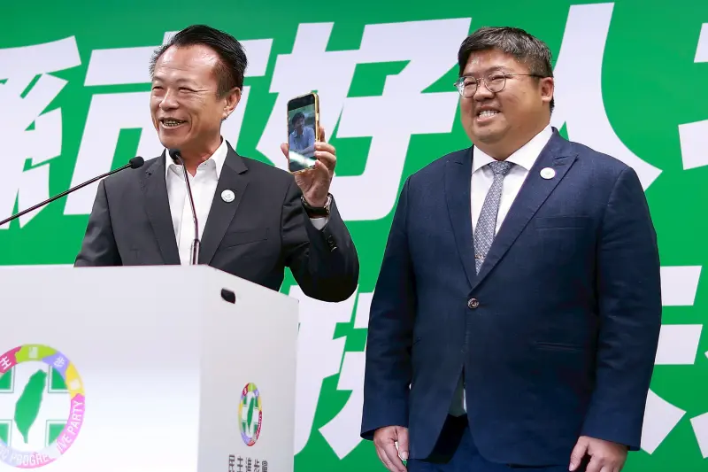    ▲翁章梁秀出60公斤的蔡易餘。（圖／記者葉政勳攝，2026.01.21）  