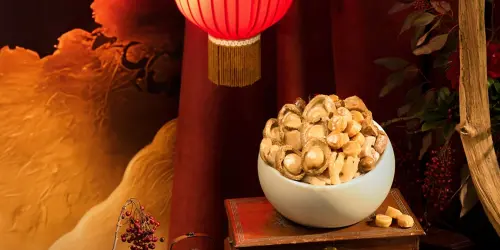 ▲米其林三星「頤宮」受老協珍邀請，聯名推福州鮑魚佛跳牆。（圖／老協珍提供）