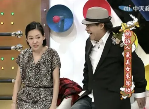 ▲▼小S（上圖左）模仿葦萱（下圖）「聽不到的表情。」（圖／翻攝自我愛貓大YouTube、葦萱IG）