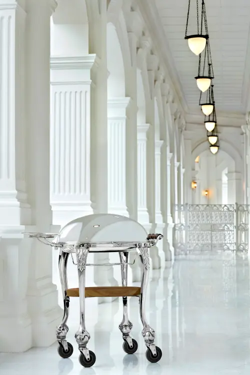 ▲包括二戰期間曾被埋藏於飯店園區、戰後重見天日的傳奇銀製餐車等，都將在「1887 by André」看見。（圖／「1887 by André」提供 www.raffles.com/singapore/dining/1887-by-andre）