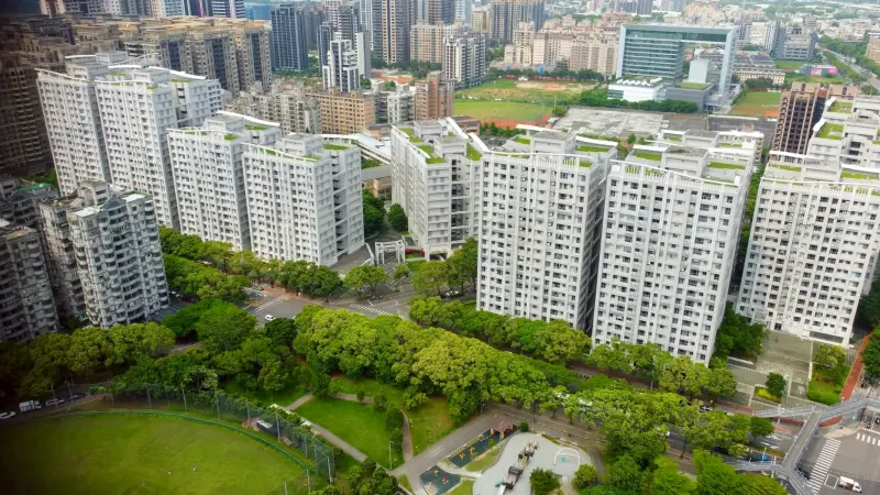 ▲國家住都中心釋出林口世大運社宅共 333 戶對外招租，釋出房型包含三房及四房型，預計吸引家庭客群申請。圖為林口社宅社區外觀與周邊綠地俯瞰照。（圖片來源：國家住都中心）