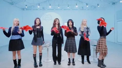 ▲NMIXX被要求跳「紅手帕舞」。（圖／翻攝自微博）