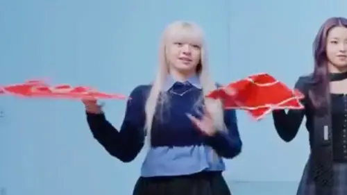 ▲團內大姐LILY尷尬傻在原地，後來才進入狀況跟著跳。（圖／翻攝自微博）