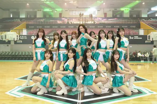 ▲林志玲（中）去年底才跟著洋基女孩們在開幕戰大跳少女時代經典歌曲。（圖／翻攝自林志玲臉書）