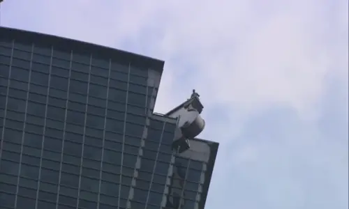 ▲鮑加納當時趁大樓警衛不注意時翻越91樓露天觀景台防護柵欄，甚至踩破大樓外牆瓷磚，接著自90樓露台跳下。（圖／資料畫面）