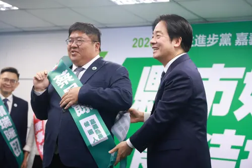 ▲賴清德替蔡易餘繫上背帶。（圖／記者葉政勳攝，2026.01.21）