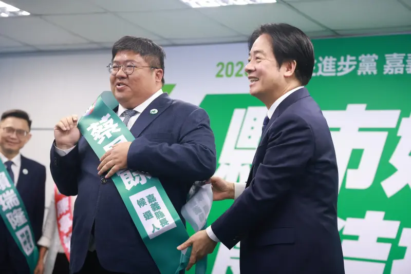    ▲賴清德替蔡易餘繫上背帶。（圖／記者葉政勳攝，2026.01.21）  