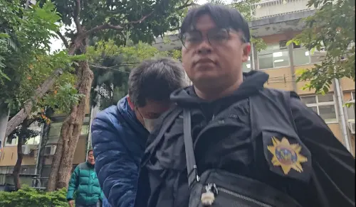 ▲釧瓏公司實際負責人何姓男子涉入滿堂紅洗錢案，檢警拘提訊問。（圖／記者劉松霖攝）