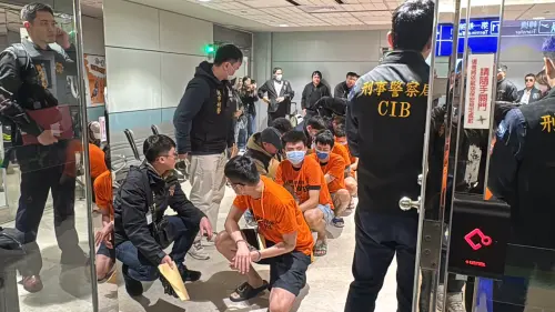 四海幫「菲國爽租豪華透天厝」當詐騙機房！一整排遣返回台畫面曝
