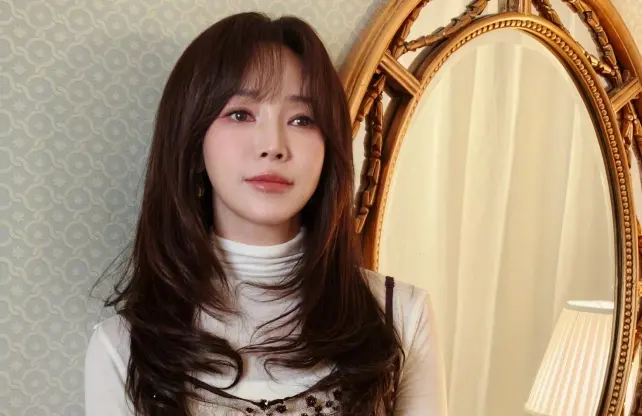 ▲侯佩岑（如圖）近日在社群PO出近況照問候粉絲，但竟被說撞臉宋慧喬，美貌大升級遭網友質疑修修臉，直呼：「完全認不出」。（圖／微博@侯佩岑）