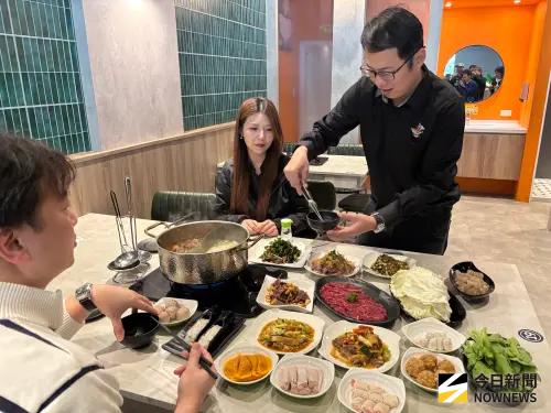 ▲牛境提供桌邊服務，新鮮牛肉在客人面前當場斷筋膜，將牛肉分成三種部位呈現，讓客人能品嚐到溫體牛的軟嫩多汁。（圖／記者金武鳳攝，2026.1.21)