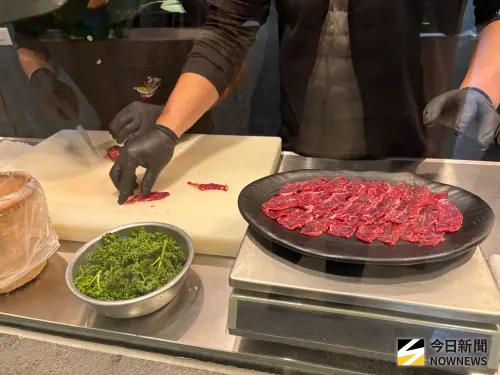 ▲牛境肉品來自嘉義乳牛，每天現宰後直送店內，店員現場分切，新鮮衛生看得到。（圖／記者金武鳳攝，2026.1.21)