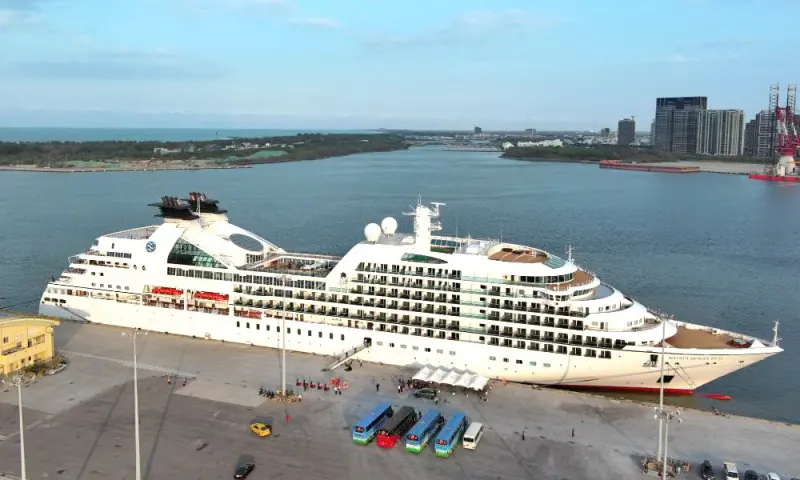 ▲日本三井海洋郵輪集團所屬三井海洋富士號(Ocean Fuji)郵輪首度靠泊安平港碼頭。(圖／高雄港務分公司提供)