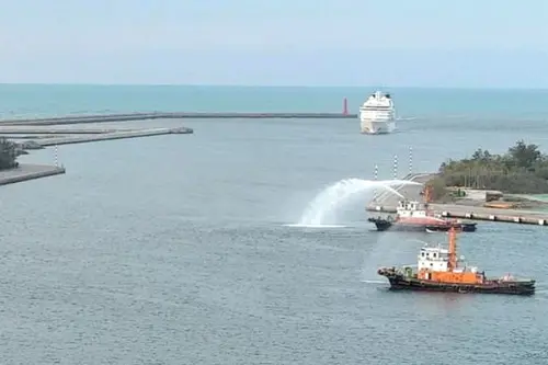 ▲日本三井海洋郵輪集團所屬三井海洋富士號(Ocean Fuji)郵輪首航安平港，高雄港務分公司以拖船噴水方式來迎接。(圖／高雄港務分公司提供)