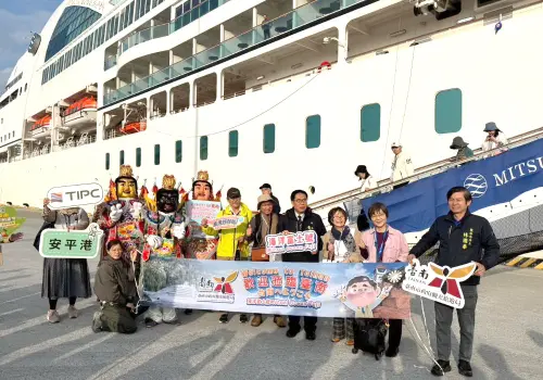 ▲台南市長黃偉哲(右4)率市府團隊到安平港碼頭迎接，並致送伴手禮給旅客，現場氣氛熱絡。(圖／高雄港務分公司提供)