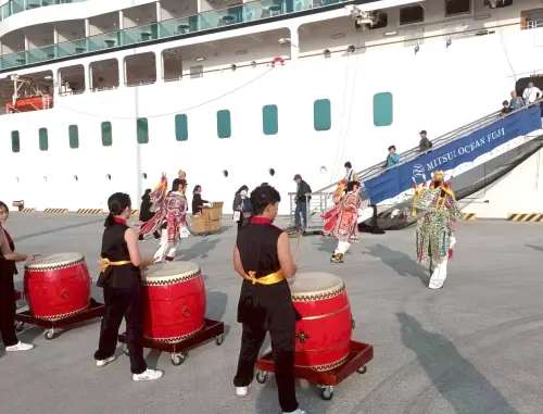 ▲台南市政府觀光旅遊局也安排八方傳統藝陣表演戰鼓、舞旗及電音三太子，以歡迎三井海洋富士號(Ocean Fuji)郵輪首航安平港，充分展現我國文化特色的活力，現場氣氛熱絡。(圖／高雄港務分公司提供)