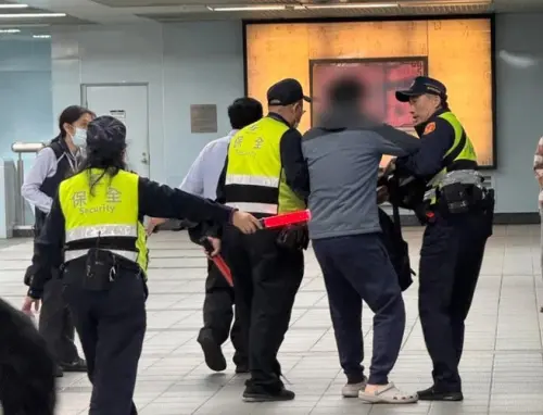 快訊／北捷又有事！男子行為異常、手持剪刀　南港捷運站遭警帶離
