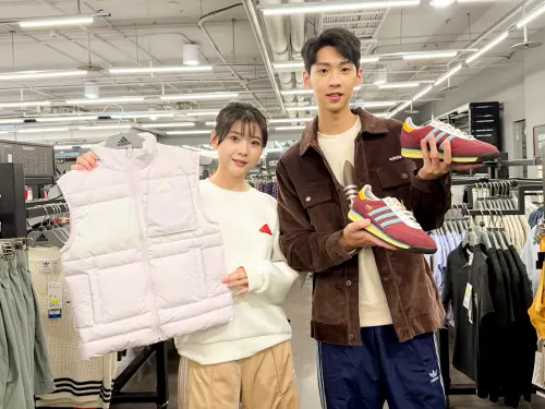 ▲日曜天地 OUTLET 「全民運動月」23日開賣，adidas成套服飾鞋款下殺5折.（圖／業者提供） (746.14 kb)