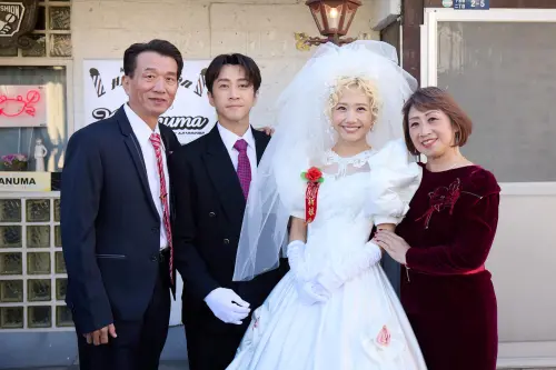▲Lulu（右2）分享與陳漢典（左2）及爸爸媽媽一起拍下的婚紗照。（圖／Lulu 黃路梓茵FB）