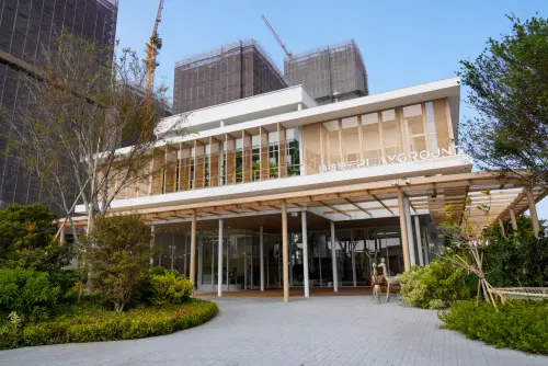 ▲「遠雄樂元」接待中心，取得工程碳足跡減碳評估認證藍鑽等級中最高「翡翠級」，成為目前已取得該項認證的接待中心案例代表。（圖／業者提供），