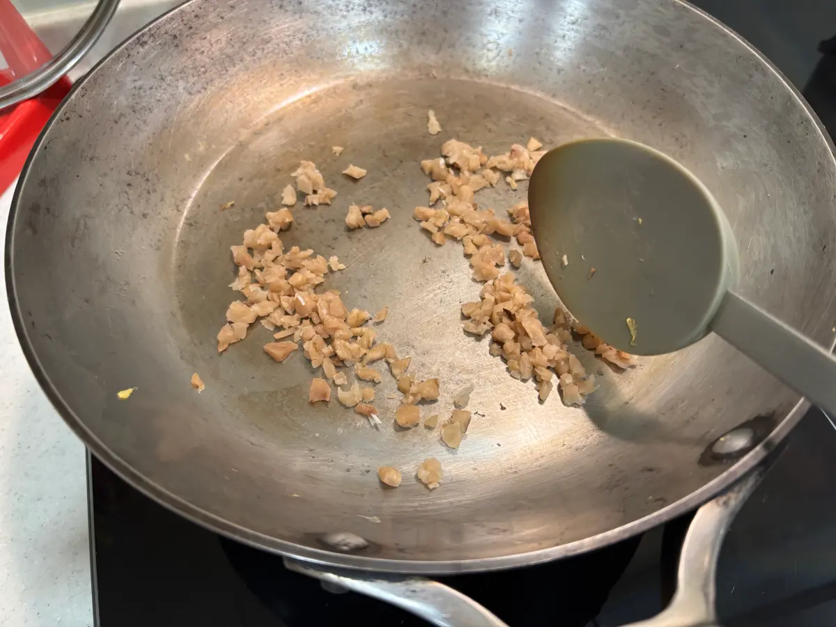 熱鍋不加油，先將菜脯碎炒出香味。