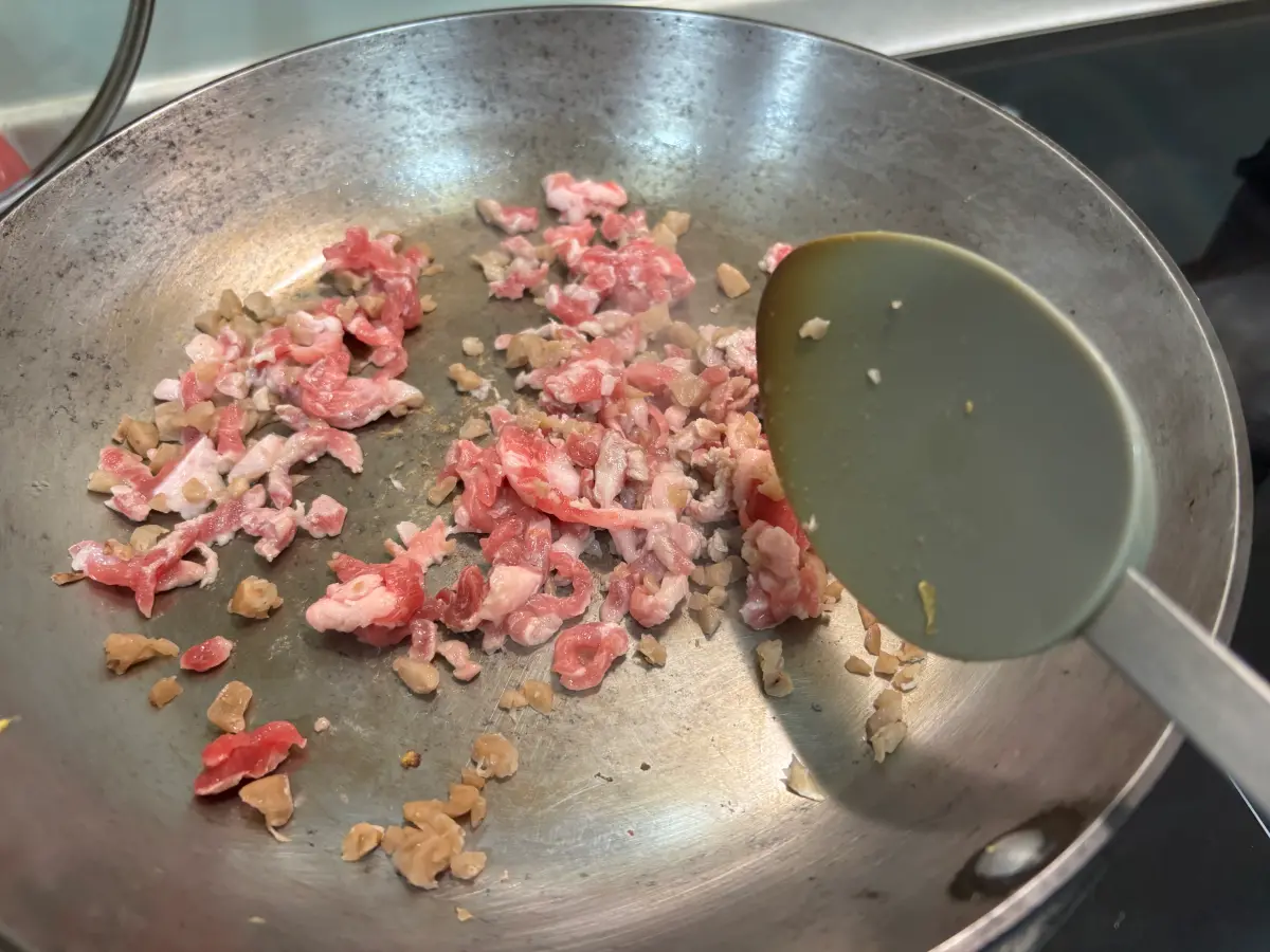 再放入五花肉絲煸出豬油。