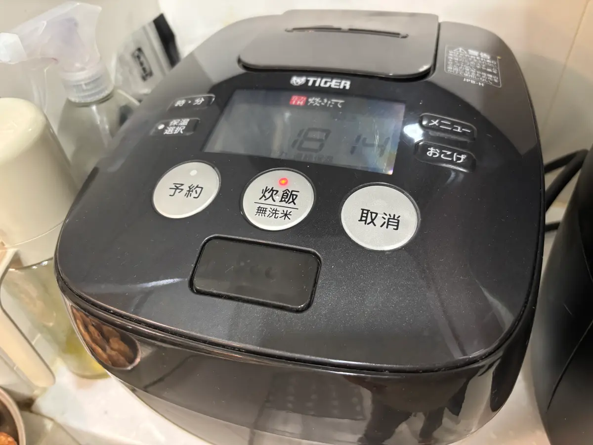 放入電子鍋按炊飯。一般白米模式即可。也可使用大同電鍋，外鍋加1杯水即可。煮好後務必悶 10 分鐘。