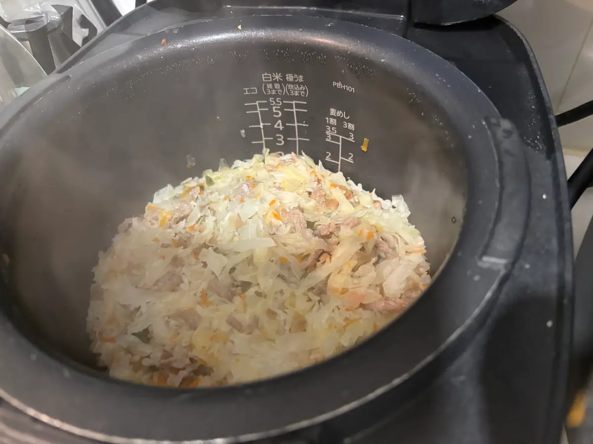 開蓋後記得將米飯翻鬆，讓 Q 度均勻。