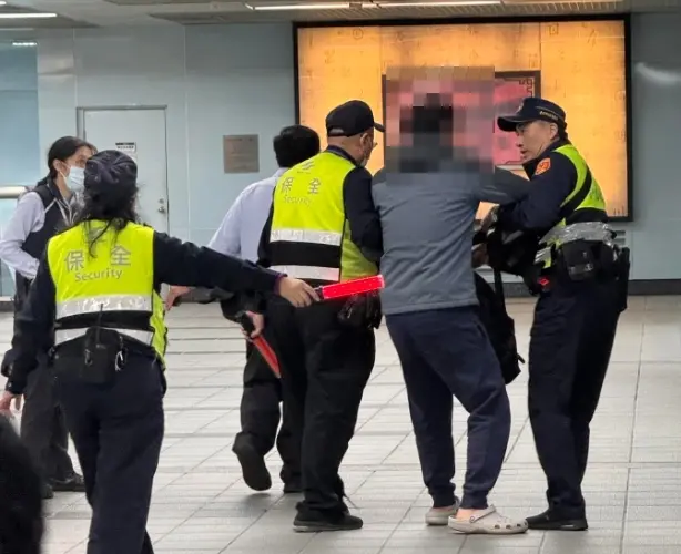 北捷板南線下午驚魂！高中生列車內亮剪刀　乘客嚇壞急按通報鈴