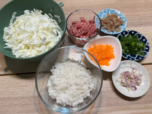 ▲高麗菜飯材料簡單，主靈魂就是高麗菜、豬肉和米飯。家中正好有紅蔥頭，加一點在蒜碎裡更香。（圖／記者徐銘穗攝）