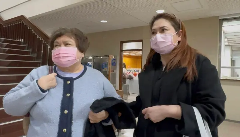 ▲前主播薛楷莉涉詐騙前男友420萬元，21日庭訊臨時帶母出庭提出借據，主張500萬元為母借款。檢方質疑造假，法官要求補件查證，3月18日再開庭並續傳邱男。（圖／翻攝畫面）