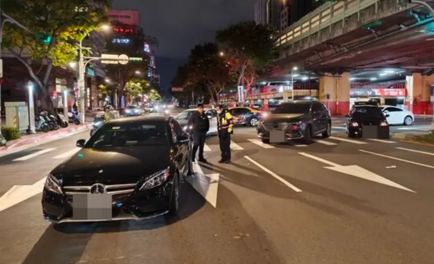 ▲台北市建國高架橋下21日晚間發生死亡車禍，65歲吳姓男子過馬路時，先遭轉彎的馬自達擦撞倒地，又被同向行駛的賓士輾過，送醫搶救仍不治。（圖／翻攝畫面）