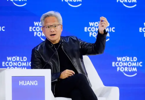 ▲輝達（Nvidia）執行長黃仁勳在2026年1月出席世界經濟論壇（WEF）年會時，點名「電工、管線工人及營建工人」等技術人員將成為市場搶手人才，年薪有望上看「六位數美元」。（圖／美聯社／達志影像）