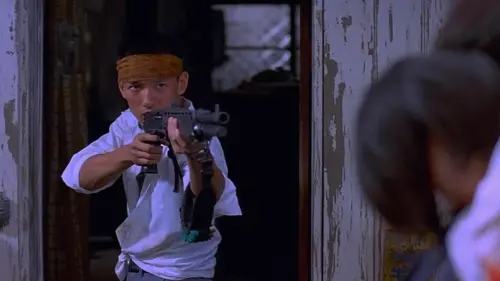 ▲山本太郎過去在《大逃殺》中，飾演手持戰鬥霰彈槍的轉學生川田章吾，獲得優勝後因負傷過重而死。（圖／IMDb）