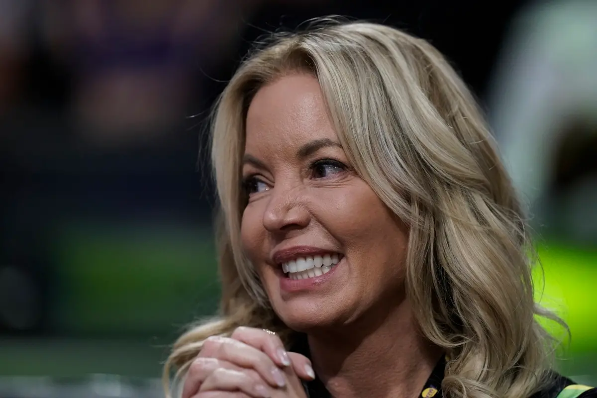 ▲ESPN資深記者Baxter Holmes爆料湖人隊治理人珍妮巴斯（Jeanie Buss）近年對當家球星詹姆斯（LeBron James）心生不滿、甚至動過交易念頭的報導。（圖／美聯社／達志影像）