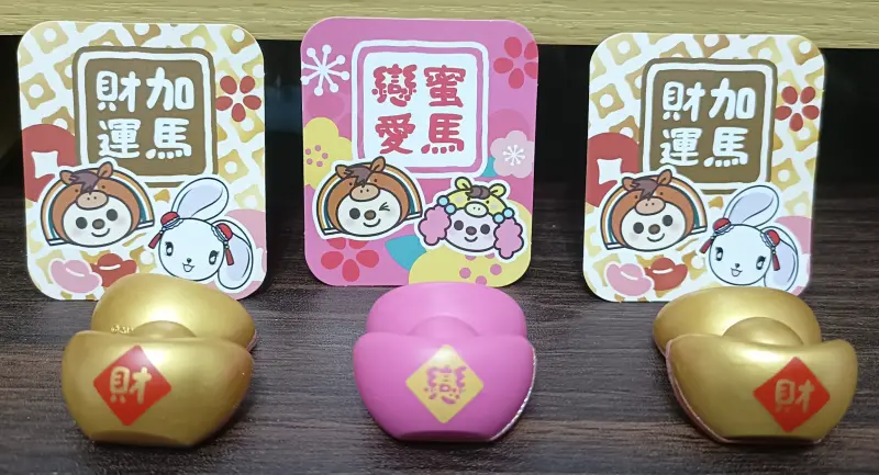 ▲現在只要購買一杯7-11香蕉拿鐵就送「馬上開運元寶印章筊」，可擲筊又能當印章使用，瞬間引爆全民瘋搶。（圖／翻攝自Threads@susu___1017）