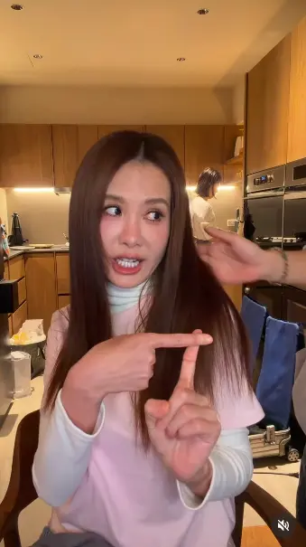 ▲安心亞（如圖）昨日在IG分享模仿影片，畫面中她一邊做造型，一邊生動講著周媛的經典台詞，比出誇張動作。（圖／安心亞IG @xinya_an）