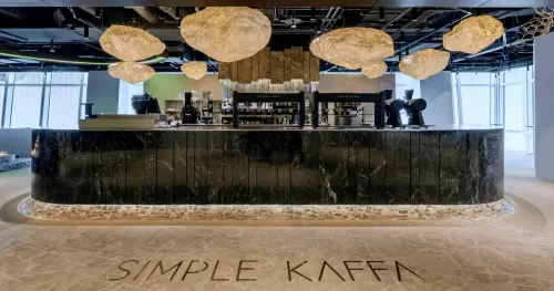 ▲天空興波 SIMPLE KAFFA SOLA（台北101店）的靠窗座位已被預約完。（圖／翻攝天空興波 SIMPLE KAFFA SOLA官網https://simplekaffa.com/about）